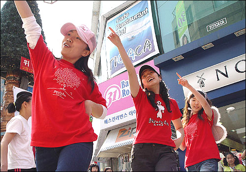 춘천 명동거리 홍보 '꼭지점댄스' 